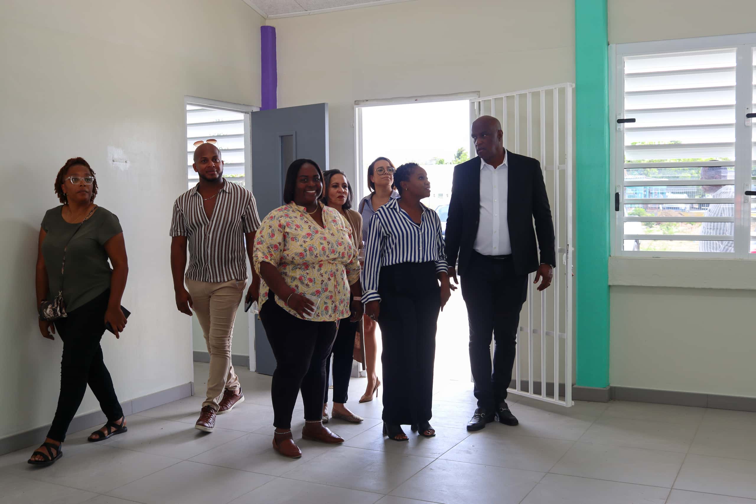 Rondleiding minister Van Heydoorn door directie Kolegio Erasmo