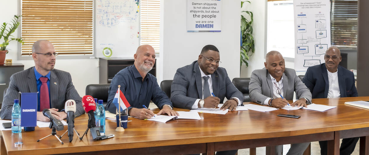 Moment van ondertekening van de financieringsovereenkomst tussen het Land Curaçao, Damen Shiprepair Curaçao en CDM Holding